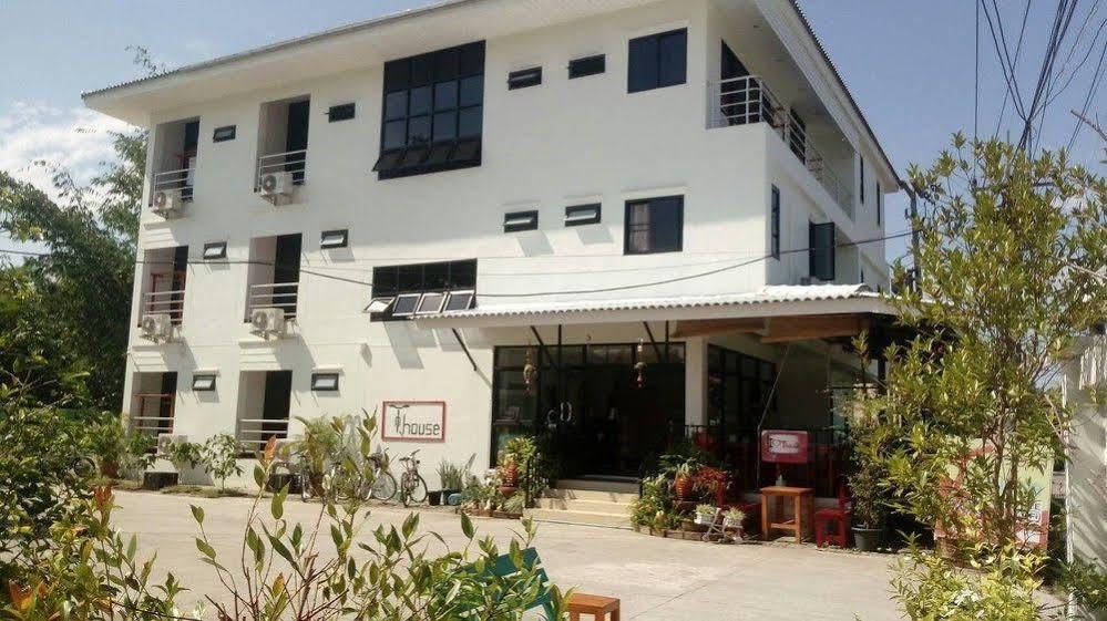 T. House Hotell Mae Sot Exteriör bild